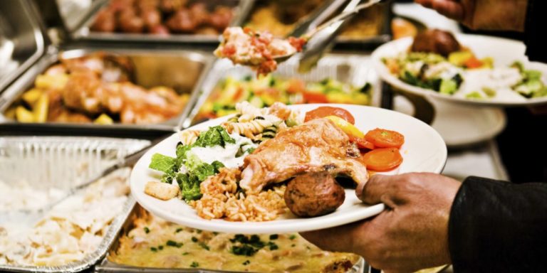 Crise leva ao fechamento de 40% dos restaurantes de comida a quilo