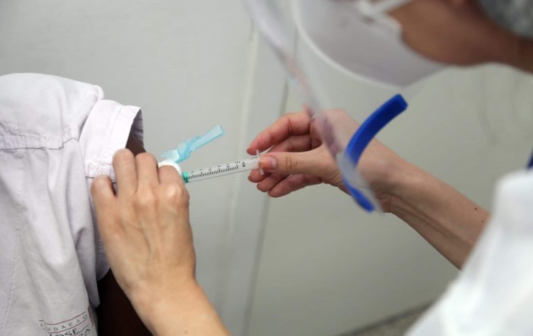 Avanço da vacinação mostra como Brasil poderia ter reduzido danos da pandemia
