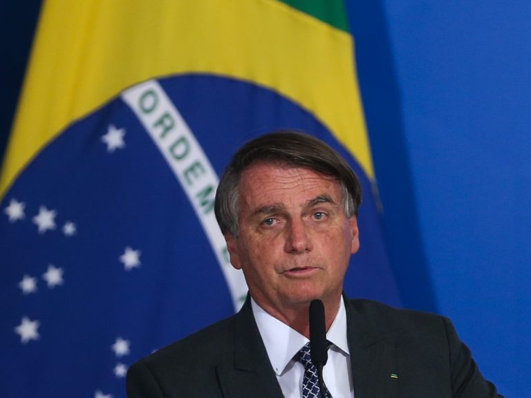 Orçamento: Bolsonaro faz cortes em Educação e pesquisas