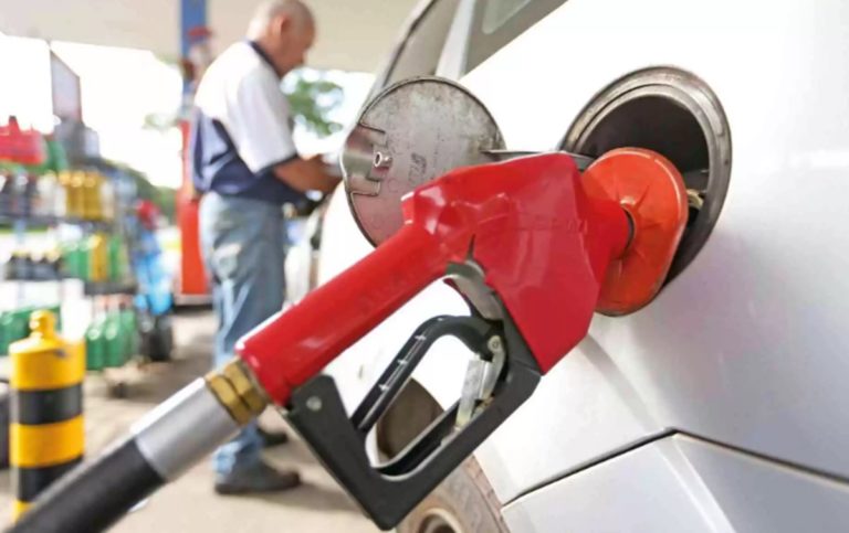 Gasolina bate novo recorde em abril. Em 12 meses, alta foi de 30,7%