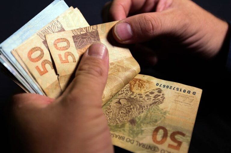 Comissão confirma salário mínimo de R$ 1.320 em 2023 em Orçamento da União