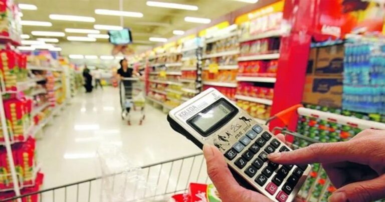 Preços de alimentos subiram duas vezes mais que inflação de 2022. Plano de saúde e gás também aumentaram