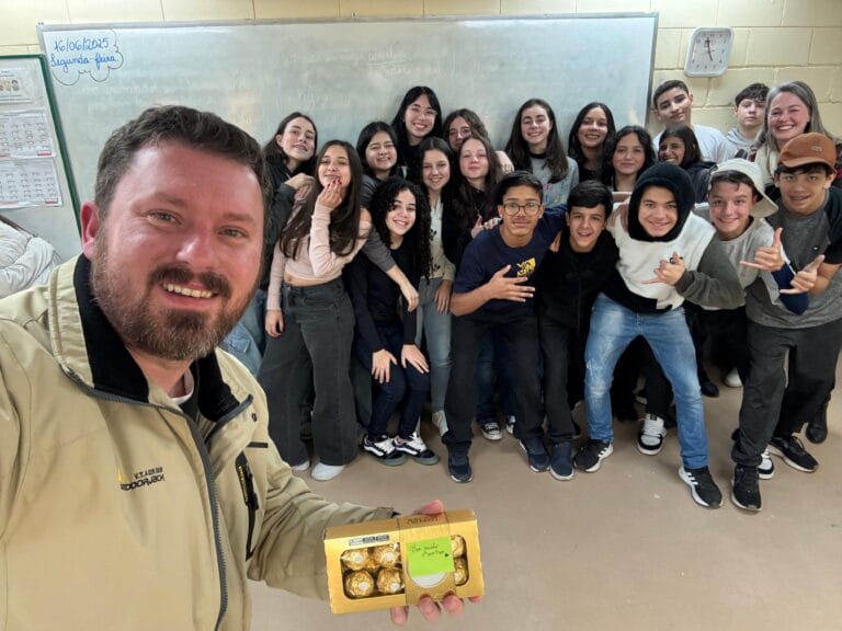 SINTRAHG leva tema da saúde e segurança no trabalho para alunos do 9º ano do CAIC em Gramado