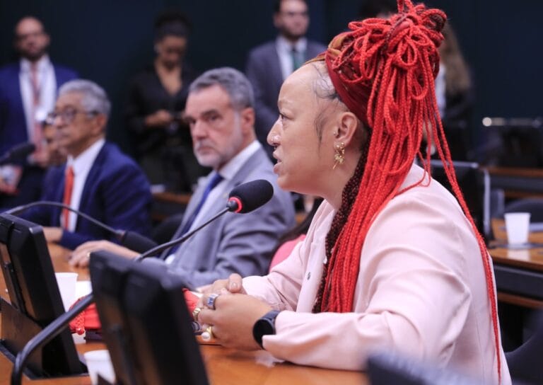 Projeto de Daiana Santos pelo fim da escala 6×1 ganha força e será votado em março