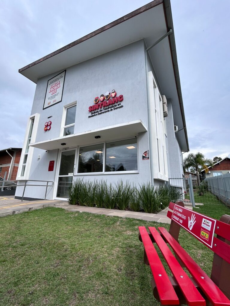SINTRAHG inaugura Banco Vermelho em Gramado e reforça luta contra o feminicídio